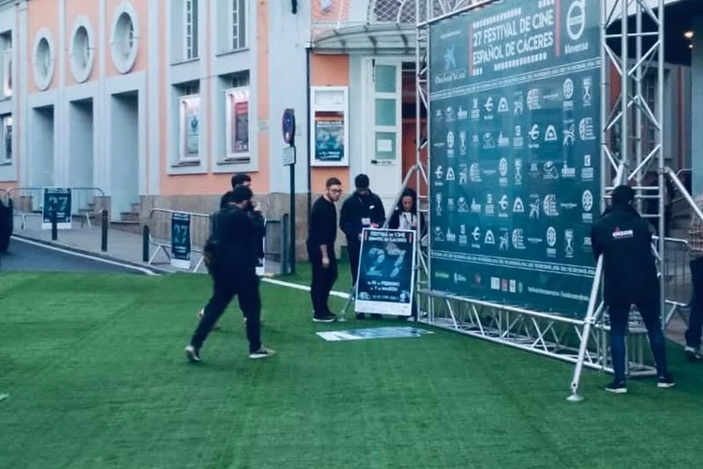 Instalación de césped artificial de Badacolor en el Gran Teatro de Cáceres, Festival de Cine Español