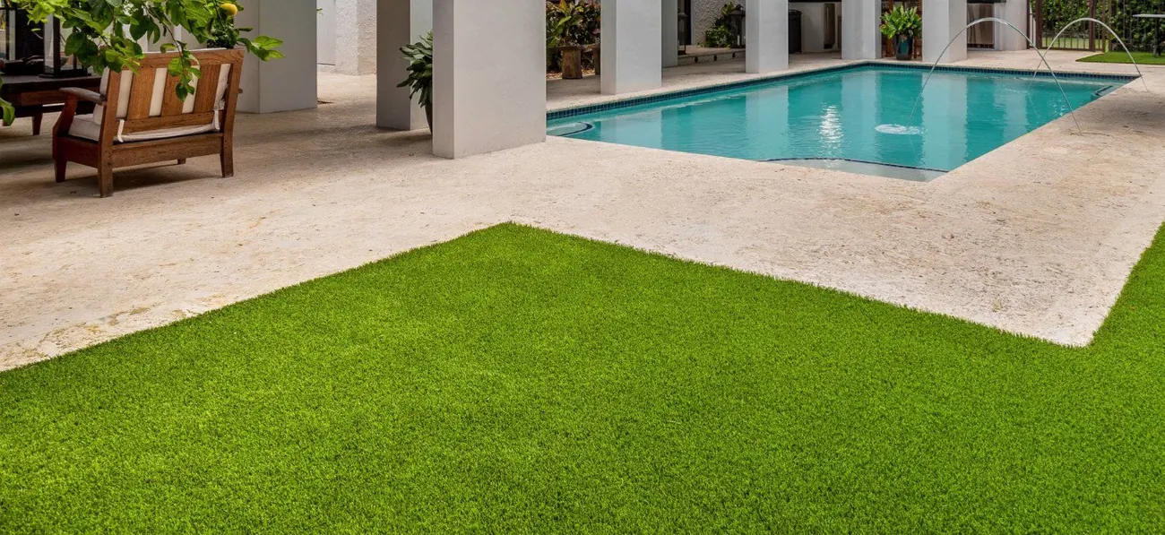 Césped artificial Tkrom en jardín con piscina