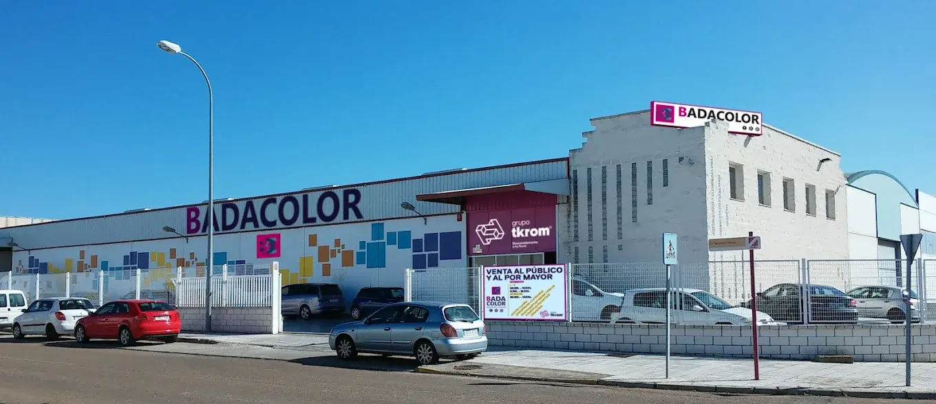 Fachada almacén Badacolor