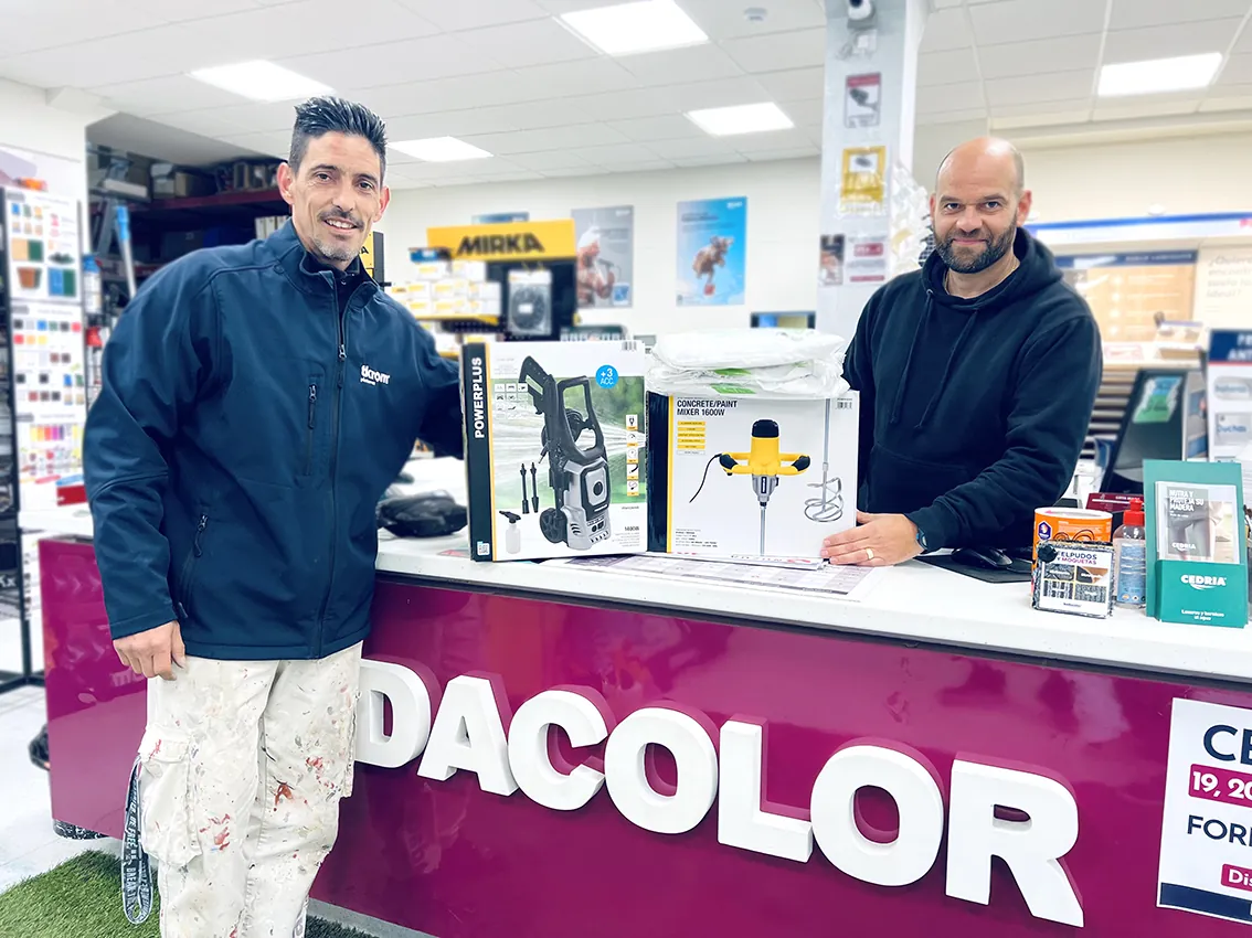 Cliente recogiendo premio MisPuntos en Badacolor Badajoz