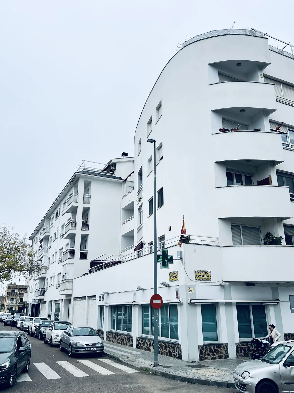Fachada edificio blanco pintado Badajoz
