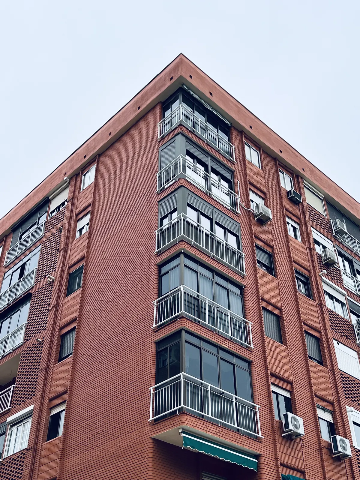 Fachada edificio blanco renovado Badajoz