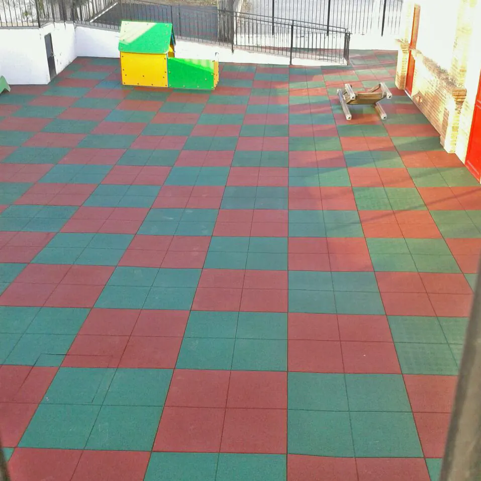 Suelo anticaída zona infantil colegio Badajoz