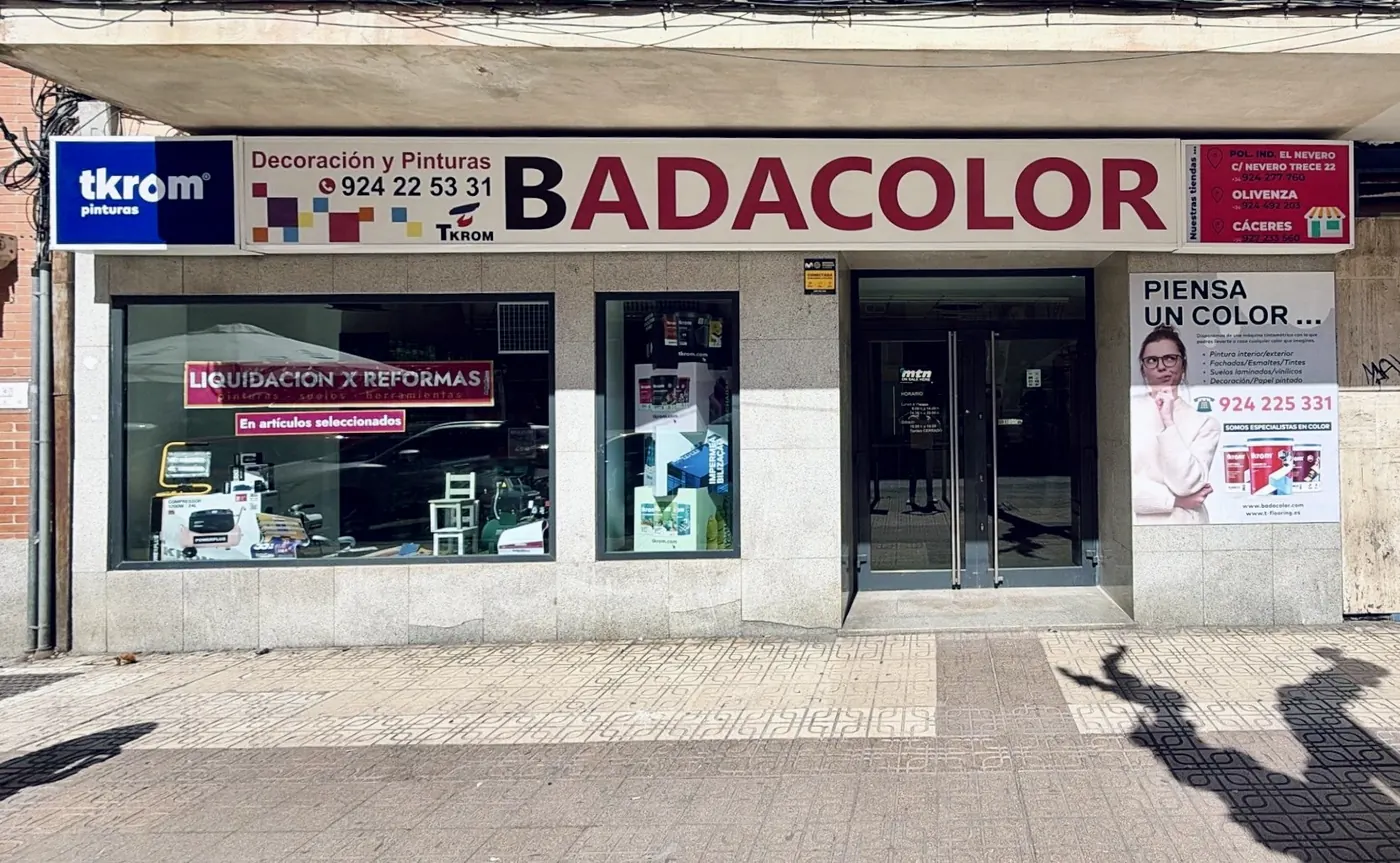 Fachada de Badacolor, tienda de pintura en San Roque, Badajoz