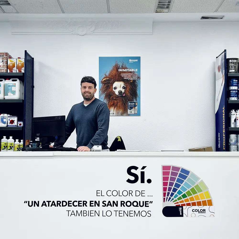 Interior de la tienda Badacolor en San Roque, atención al cliente