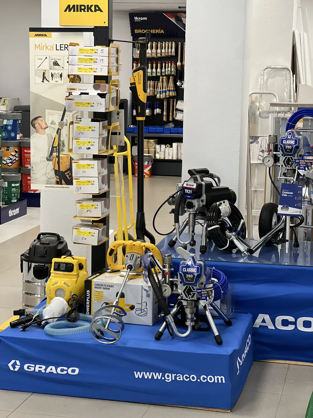Expositor de maquinaria Graco y Mirka en la tienda Badacolor San Roque